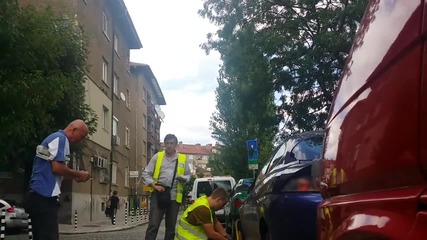 Мъж псува служители от центъра за градска мобилност
