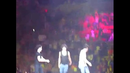 Joe Jonas Falls At The End Of The Concert 