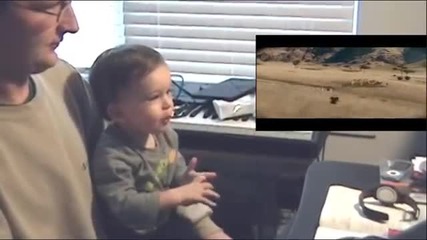 Бебе се опитва да е супер герой докато гледа филма Човек от стомана
