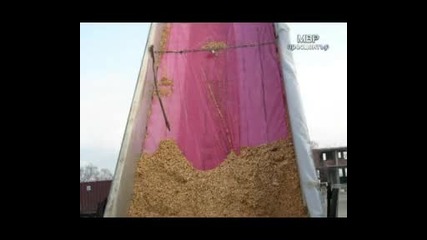 Гранични полицаи разкриха голямо количество контрабандни цигари скрити под морска сол в два камиона 