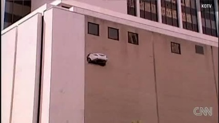 Куриозна гледка, кола заседнала в стената 