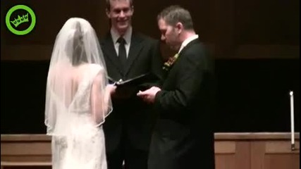 Човек ъпдейтва семейния си статус във фейсбук по време на сватбата си 