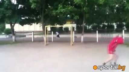Дете фотболис удря баба с топка