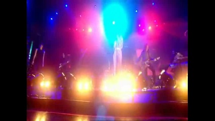 Rihanna - Russian Roulette Live @ Jonathan Ross Show (високо качество) 