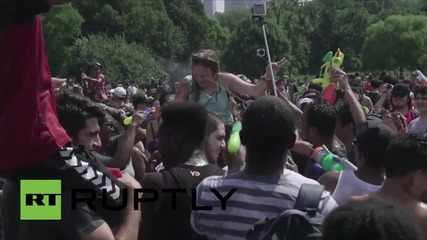 USA: New Yorkers cause a splash in epic Central Park water fight