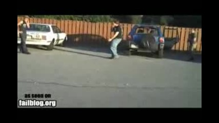 Идиот чупи стъкло с гъз 