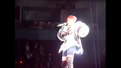 Rihanna - Umbrella (live In Vancouver)