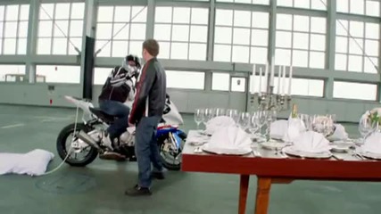 Bmw S1000rr дърпа покривка от маса за едно мигване на окото 