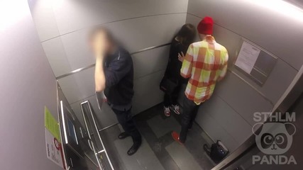 Жена е заплашвана в асансьор - как реагират хората