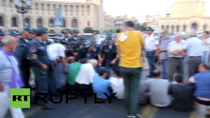 Armenia: Scuffles erupt as police prevent Republic Square sit-in