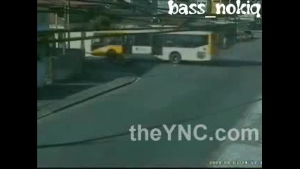 Моторист се блъска във Автобус 