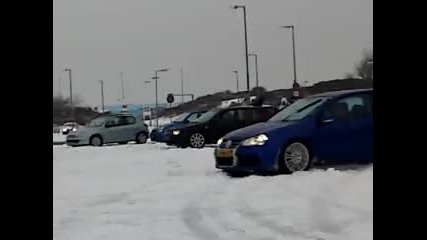 Vw Golf R32 Прави Дрифт на Сняг