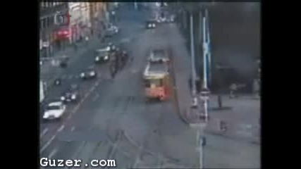 Трамвай дерайлира и избива хора 