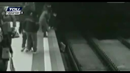 Момче пада на релсите в метрото докато играе на видеоигра 
