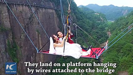 Най-екстремната сватба- на стъкления мост в Китай