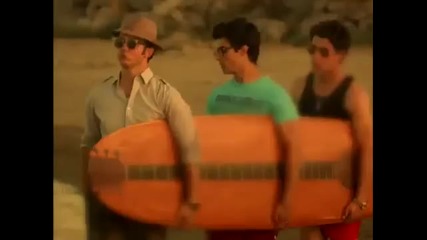 Превод!!! Jonas L.a. - Chillin in the Summertime - Music Video Джонас Брадърс 