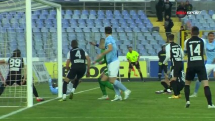 ВАР проверя дали топката е преминала голлинията на Локомотив Пловдив