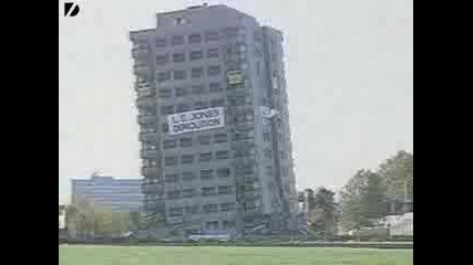 Взвривяване на стари високи сгради 