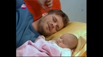 И. носи бебето при спящия в детската стая Мехмет