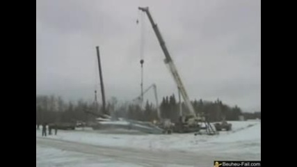Кран разбива самолет :)