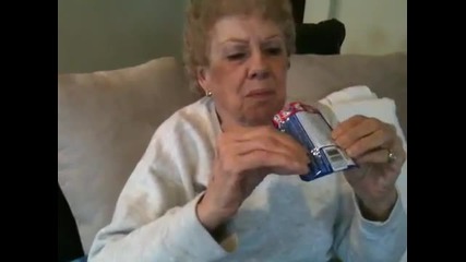 Баба опитва гърмящи бонбони