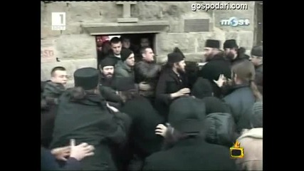 Монаси се бият в Сърбия на сръбско (много смях) 