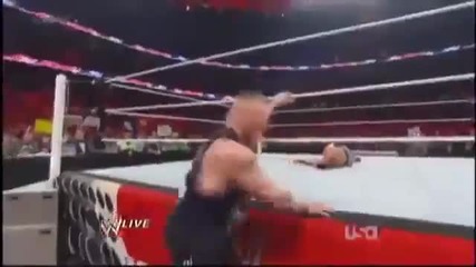 Брок Леснар атакува Джон Сина.