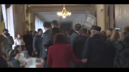Полугола активистка с акция срещу Кличко, нарече го сутеньор