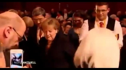 Душ от бира за германския канцлер Ангела Меркел