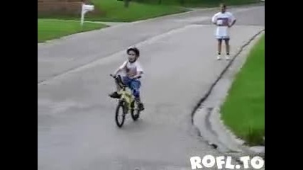 Момче се удря с колело в дърво 
