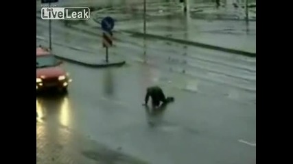 Алкохолик пресича шосе на четири крака!