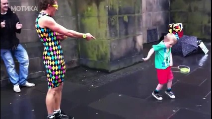 Малко дете, открадна шоуто на уличен танцьор - Забавно