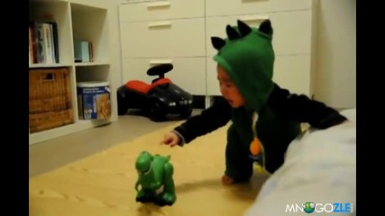 Бебче се плаши от играчка динозавър ! 