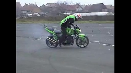 Kawasaki Z1000 Stunt Riding 