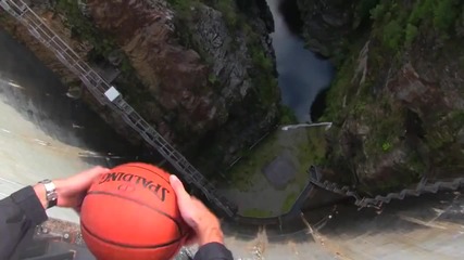 Какво ще стане, ако хвърлите баскетболна топка от язовирна стена?