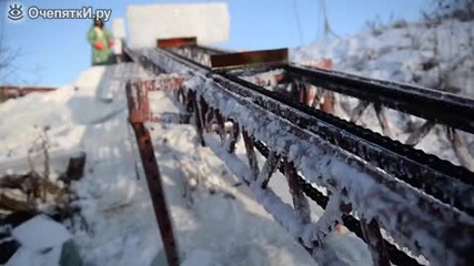 Ето как се добиват и приготвят блокчета от лед в Русия