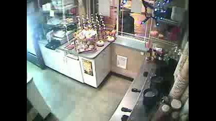 Некадърен крадец се опитва да обере магазин за кафе - Смях