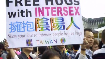 Безплатни прегръдки с интерсексуален 