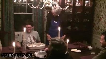 Рожденик не допускаше че при гасене на свещите ще импровизира фламбе!