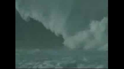 Гигантска вълна и луд сърфист