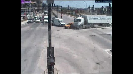 Неприятна катастрофа на кръстовище във Варна