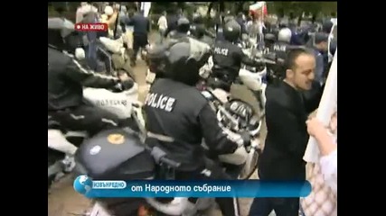 Протестиращи гониха депутатите, замеряха ги с яйца и домати