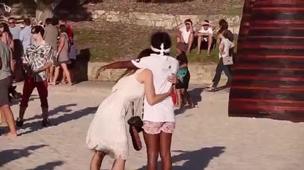 Едно аборигенско момиче прави експеримент на австралийски плаж