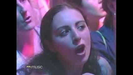 Avril Lavigne knokin on havans door