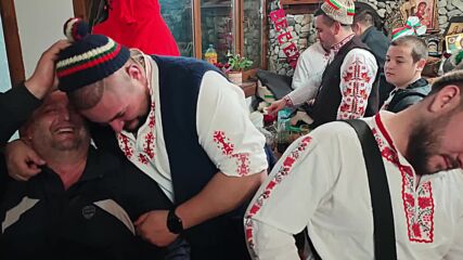 С гайди, тъпани и вяра: Мъжкото хоро се изви в ледените води на Тунджа в Калофер