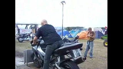 Yamaha R1 burnout ! Blows the tire )