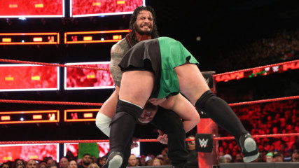 Roman Reigns vs. Samoa Joe - Intercontinental Championship Match: Raw, Dec. 25, 2017