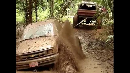 Huge Chevy S-10 4x4 Mud Truck On 54 Boggers Blastin Through Mud Hole!!