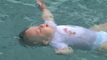 Седем месечно бебе може да плува след 5 седмичен курс