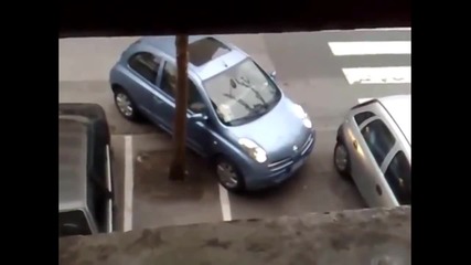 Само жена може да паркира така - смях